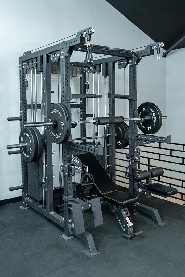 Multi-Gym Týr setup with bench and plate storage